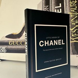 LITTLE BOOK OF CHANEL-The Story of the Iconic FashionDesigner-Emma Baxter-Wright